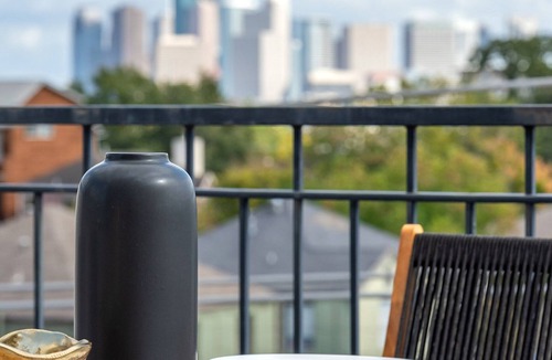 Neartown House | Rodeo House-Luxury-Modern-Pool-Rooftop Deck-Balcany-Skyline View-Sleeps 14