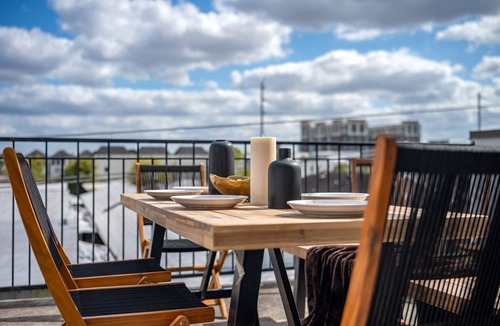 Neartown House | Rodeo House-Luxury-Modern-Pool-Rooftop Deck-Balcany-Skyline View-Sleeps 14