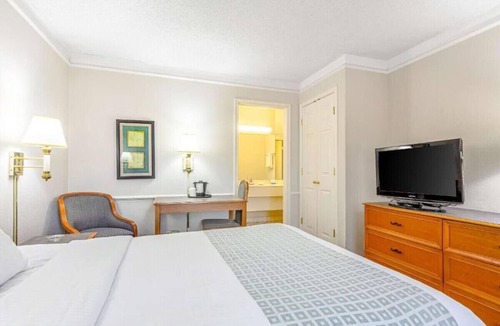 Huntsville Hotel | Rodeway Inn 2 Double Room Resort Pool, 24/7 Gym
