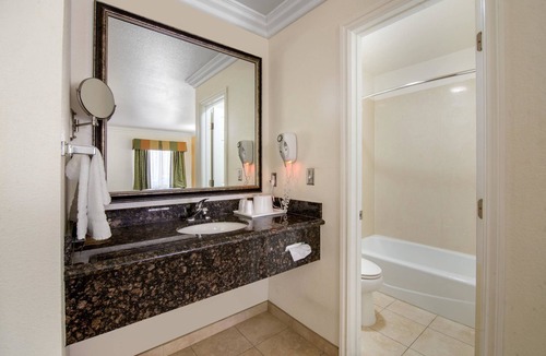 Victorville Hotel | Rodeway Inn Adelanto US 395