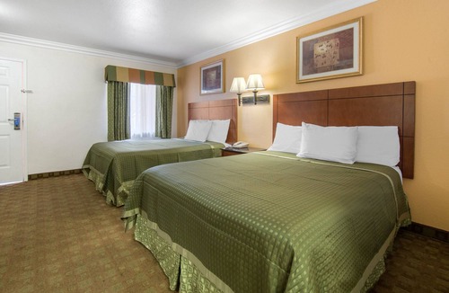 Victorville Hotel | Rodeway Inn Adelanto US 395