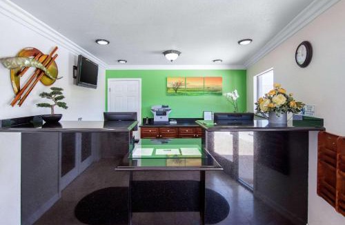 Victorville Hotel | Rodeway Inn Adelanto US 395
