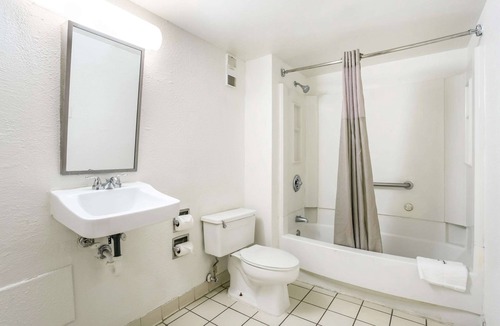 Violetville Hotel | Rodeway Inn Baltimore - Inner Harbor South