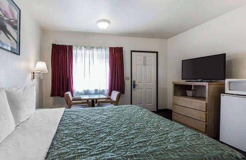 Beaumont Hotel | Rodeway Inn Beaumont 1-10