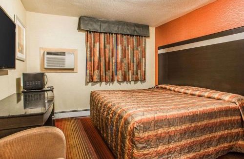 Belleville Hotel | Rodeway Inn Belleville