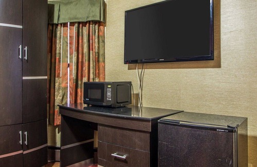 Belleville Hotel | Rodeway Inn Belleville