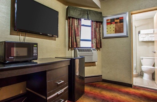 Belleville Hotel | Rodeway Inn Belleville