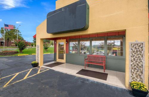 Benton Hotel | Rodeway Inn Benton