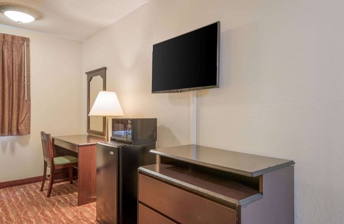 Benton Hotel | Rodeway Inn Benton