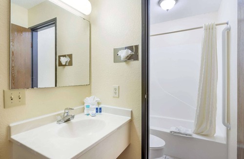 Benton Hotel | Rodeway Inn Benton