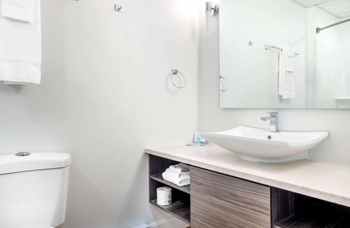 Amos Hotel | Rodeway Inn