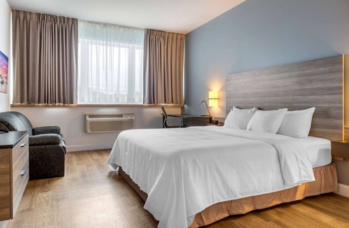 Amos Hotel | Rodeway Inn
