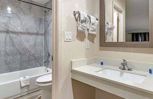 Caldwell Hotel | Rodeway Inn Caldwell