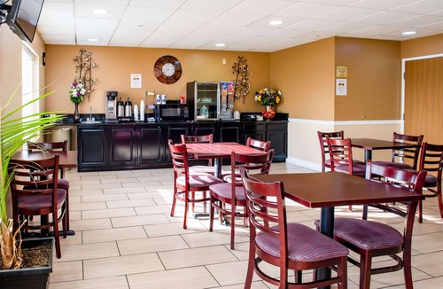 Rustic Hills Hotel | Rodeway Inn Central Colorado Springs