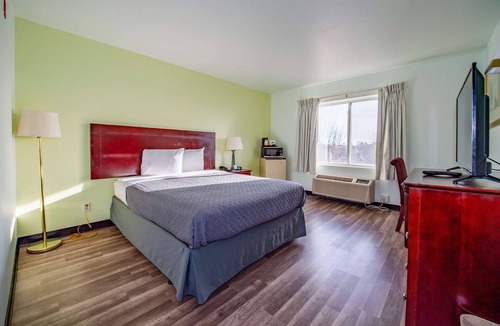 Rustic Hills Hotel | Rodeway Inn Central Colorado Springs