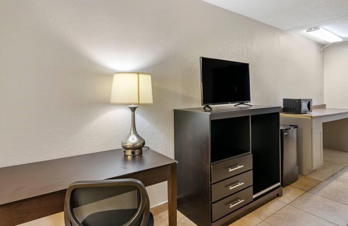 Clearwater Hotel | Rodeway Inn Clearwater - Dunedin