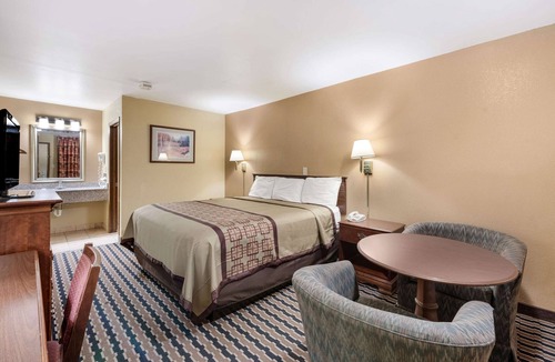 Columbus Hotel | Rodeway Inn Columbus West