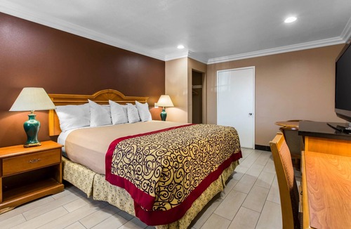 Cypress Hotel | Rodeway Inn Cypress - Buena Park