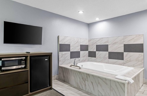 Delmont Hotel | Rodeway Inn Delmont
