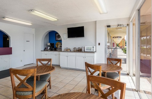 Denmark Hotel | Rodeway Inn Denmark - Jackson