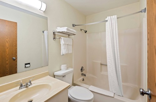 Effingham Hotel | Rodeway Inn Effingham North