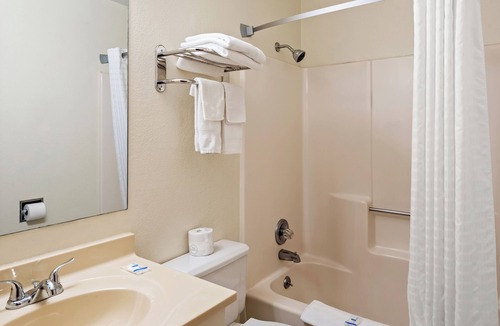 Effingham Hotel | Rodeway Inn Effingham North