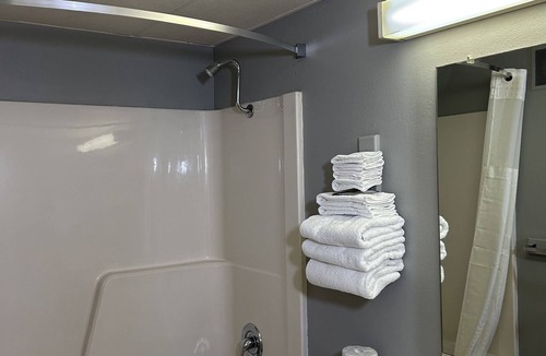 Emporia Hotel | Rodeway Inn Emporia