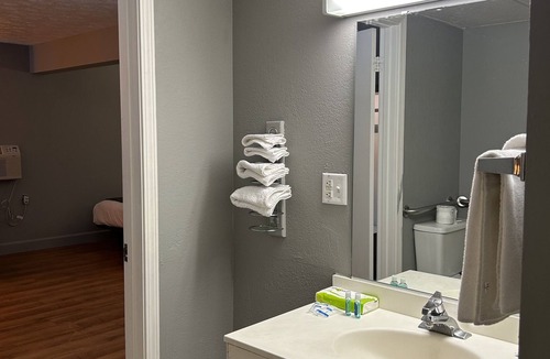 Emporia Hotel | Rodeway Inn Emporia