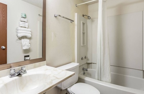 Farmington Hotel | Rodeway Inn Farmington