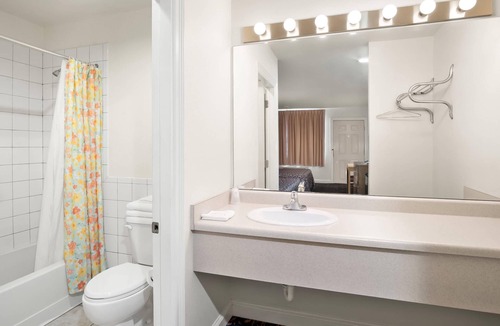 Garland Hotel | Rodeway Inn Garland Harbor Point