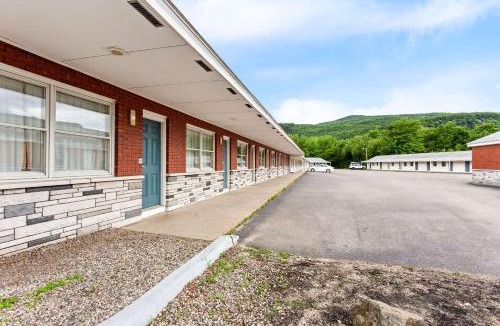 Gorham Hotel | Rodeway Inn Gorham Riverside