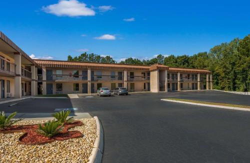 Greenwood Hotel | Rodeway Inn Greenwood