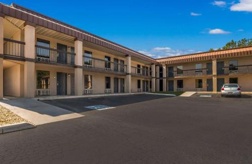 Greenwood Hotel | Rodeway Inn Greenwood