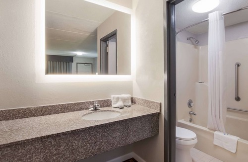 Greenwood Hotel | Rodeway Inn Greenwood