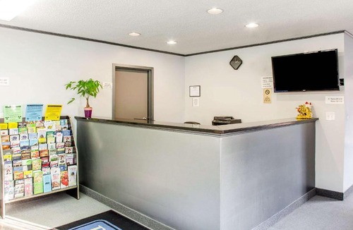 Groton Hotel | Rodeway Inn Groton - New London