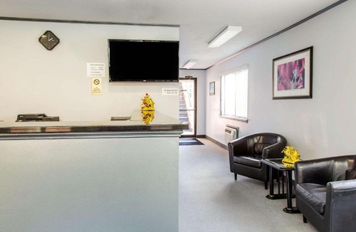 Groton Hotel | Rodeway Inn Groton - New London