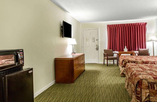 Groton Hotel | Rodeway Inn Groton - New London