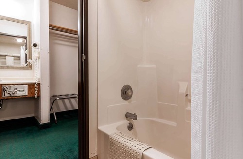 Holdrege Hotel | Rodeway Inn Holdrege