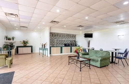 Huntsville Hotel | Rodeway Inn Huntsville West