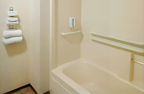 Martell Hotel | Rodeway Inn Jackson - Martell
