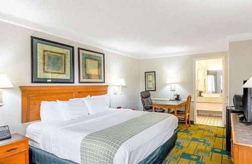 Huntsville Hotel | Rodeway Inn King Room Resort Pool, 24/7 Gym