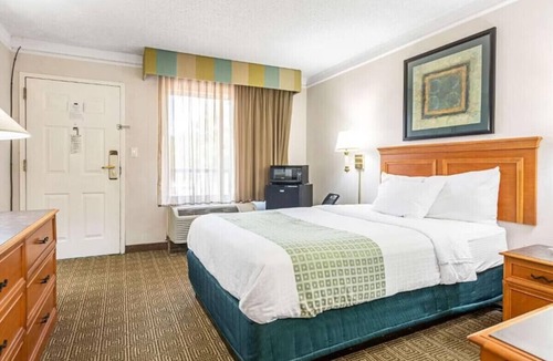 Huntsville Hotel | Rodeway Inn King Room Resort Pool, 24/7 Gym