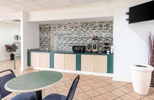 Huntsville Hotel | Rodeway Inn King Room Resort Pool, 24/7 Gym