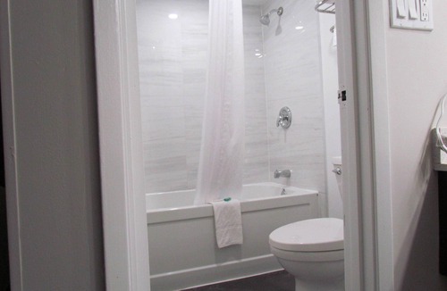 Huntsville Hotel | Rodeway Inn King William