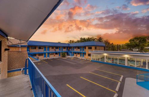 Lyons Hotel | Rodeway Inn Lyons - La Grange