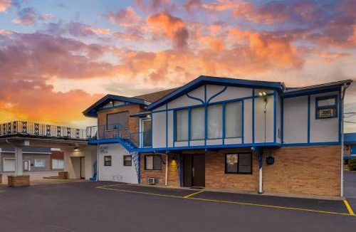 Lyons Hotel | Rodeway Inn Lyons - La Grange