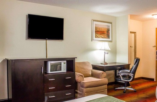 Ronkonkoma Hotel | Rodeway Inn Macarthur Airport