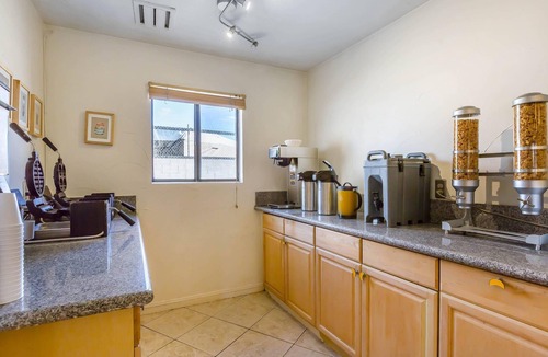 Castaic Hotel | Rodeway Inn Magic Mountain Area
