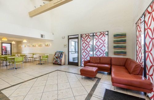Castaic Hotel | Rodeway Inn Magic Mountain Area