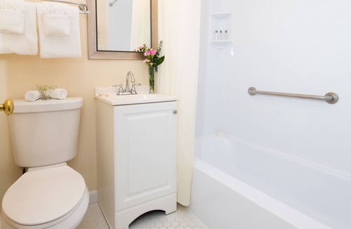 Middletown Hotel | Rodeway Inn Middletown - Newport